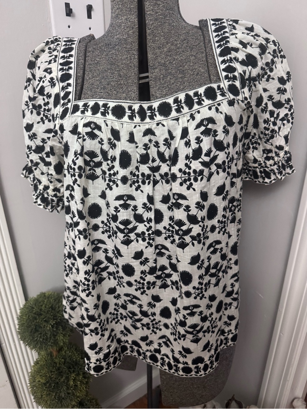 Women's Max Studio Black & White Floral Square-Neck Top NWT Medium